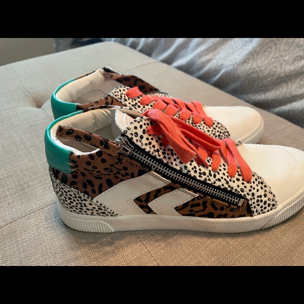 High top, multi patterned tennis shoes